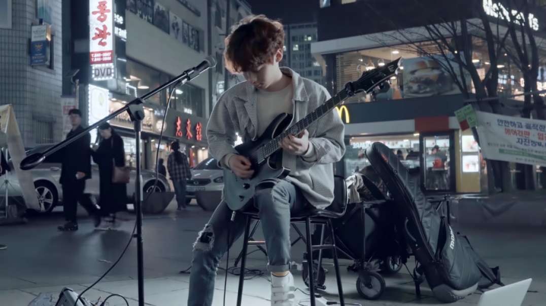 电吉他手JunSoo Park在韩国街头演奏贝多芬的月光奏鸣曲