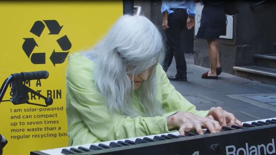 84岁的老人在街头钢琴演奏
